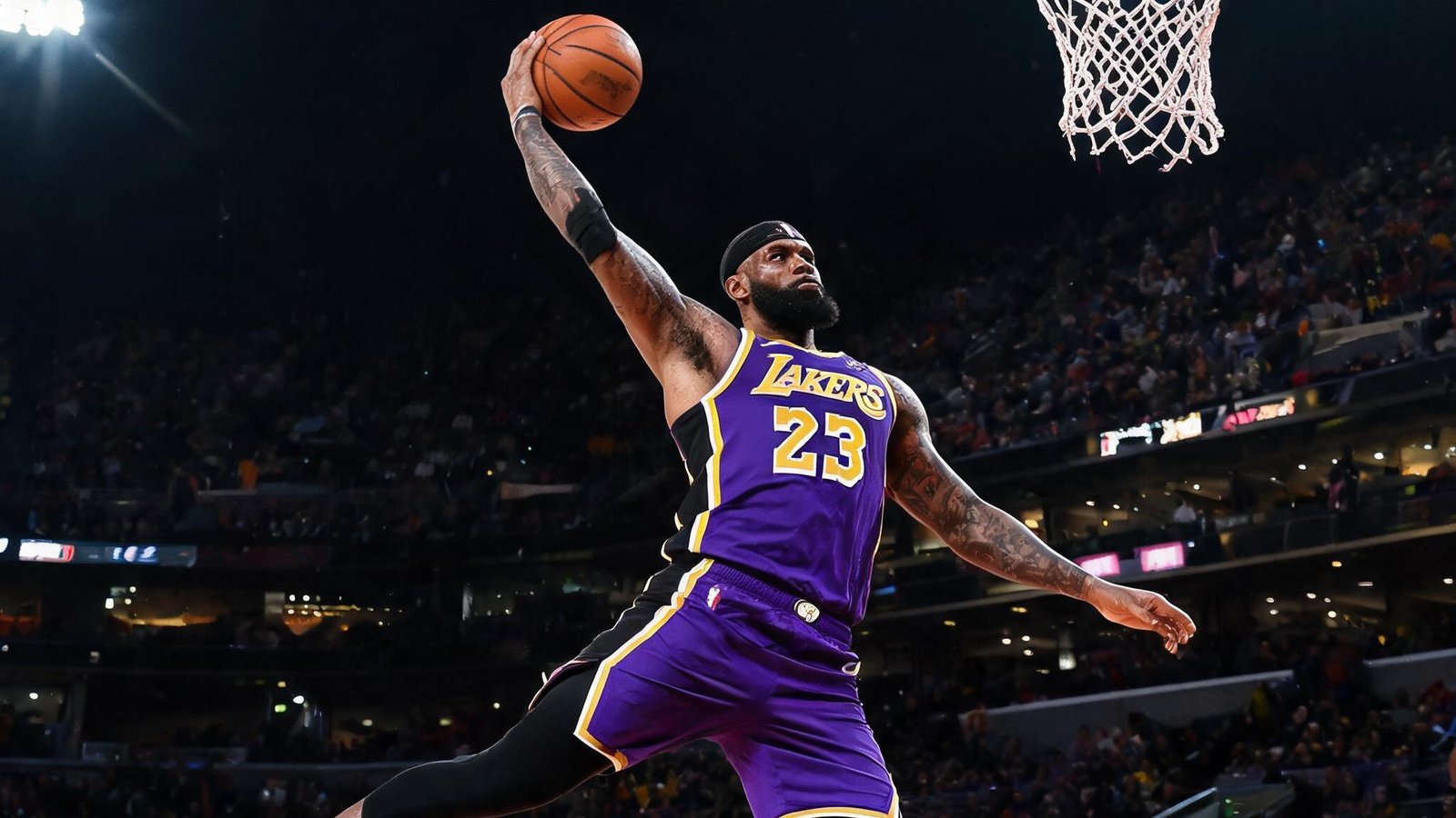NBA比赛中勒布朗·詹姆斯完成战斧式扣篮，计时器显示第四节